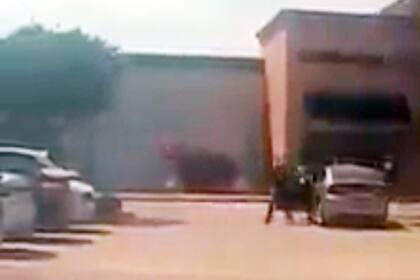 El momento en que un atacante descendió de un autor y comenzó a disparar en un centro comercial de Allen, en Texas, Estados Unidos