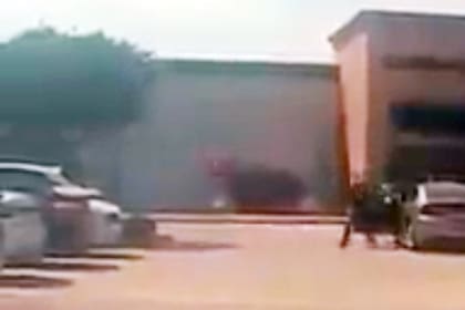 El momento en que un atacante descendió de un autor y comenzó a disparar en un centro comercial de Allen, en Texas, Estados Unidos