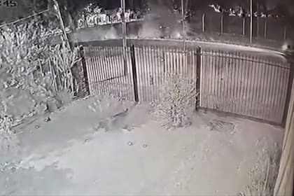 El momento en que un automovilista que escapaba de la Policía choca contra un poste de luz, vuelca y muere.