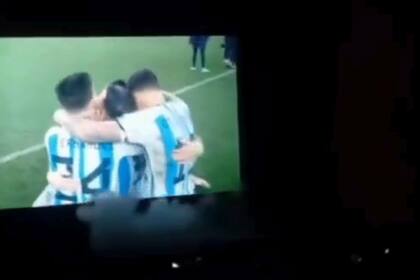 El momento en que un espectador activa un matafuegos durante una función de "Muchachos" en Plaza Oeste