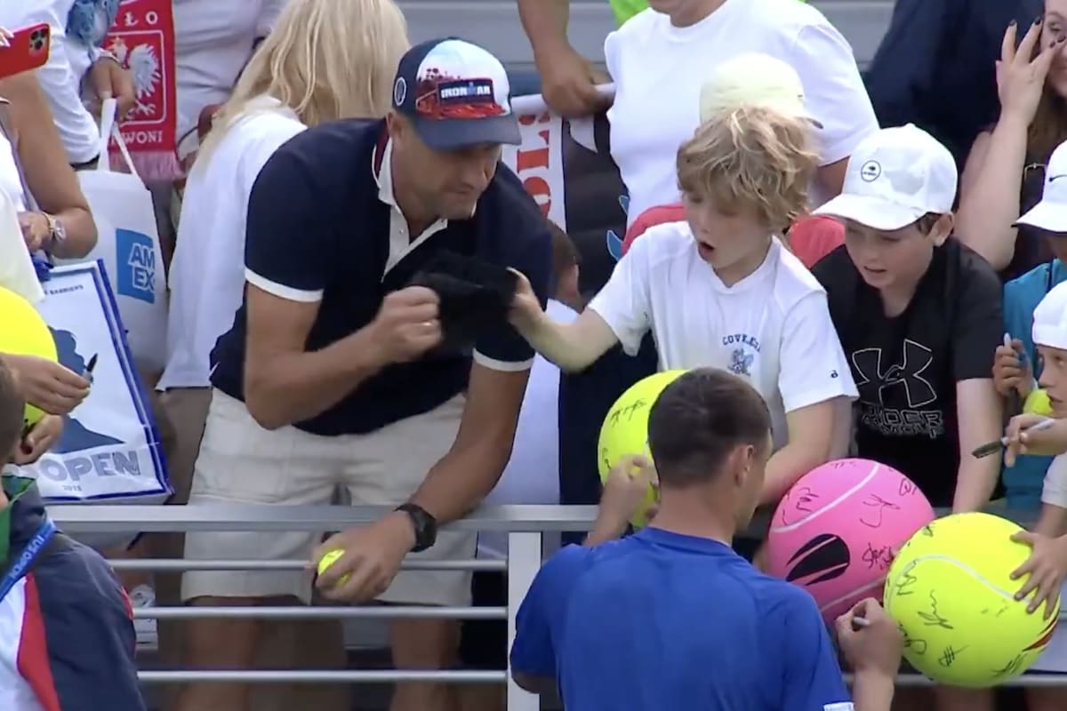 El momento en que un espectador le arrebató a un niño la gorra del tenista polaco, después del triunfo de
Kamil Majchrzak.