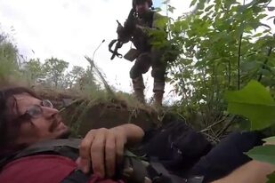 El momento en que un grupo de periodistas es emboscado por tropas rusas y uno de ellos casi muerte