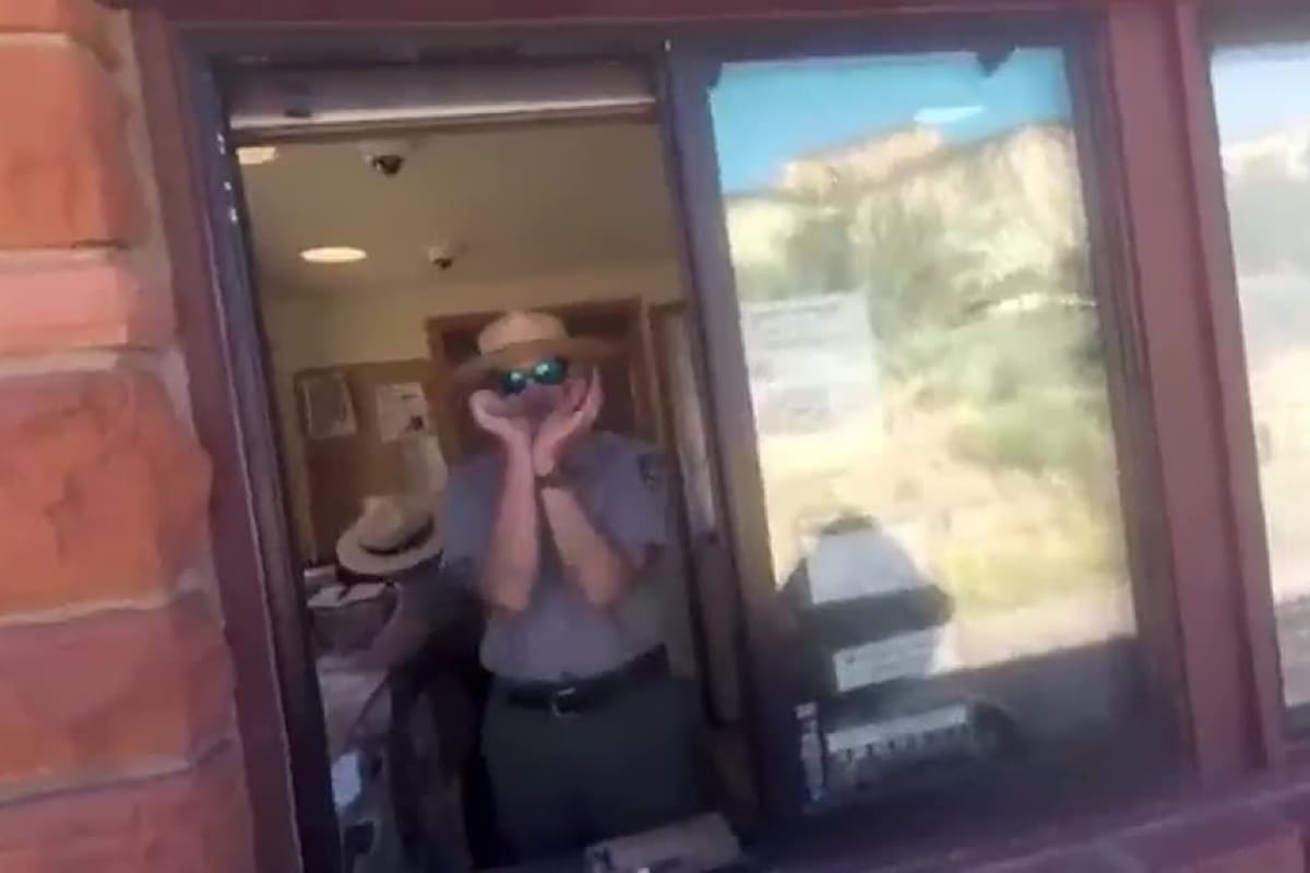 El momento en que un guardaparques pretende estar esposado mientras se refiere a Cristina Kirchner, en California