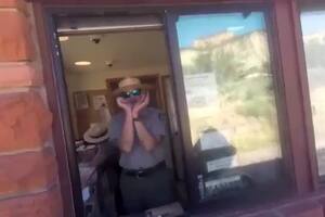 El momento en que un guardaparques pretende estar esposado mientras se refiere a Cristina Kirchner, en California