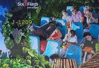 El momento en que un hombre sale eyectado de una montaña rusa en el parque Six Flags de Georgia