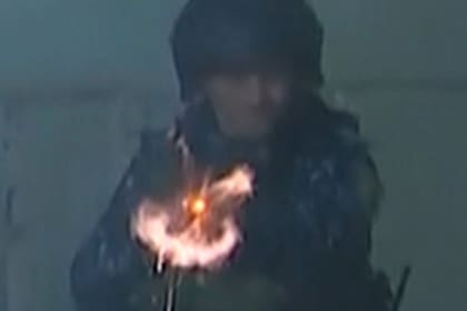 El momento en que un policía bonaerense dispara contra un camarógrafo en Boca-Gimnasia; el oficial Nahuel Falcón fue detenido por el delito de lesiones