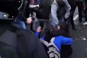 El momento en que un policía federal baja el spray para apuntar al rostro de la madre y la niña, que estaban sentadas en el asfalto