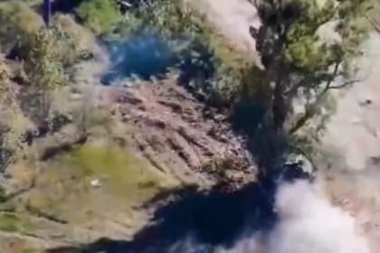 El momento en que un tanque ruso choca contra un árbol