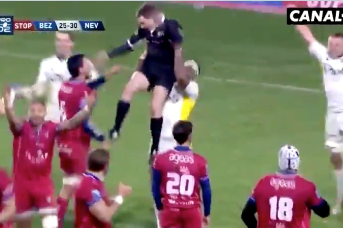 El momento en que un wing fijiano levanta al referí del encuentro. Crédito: Captura