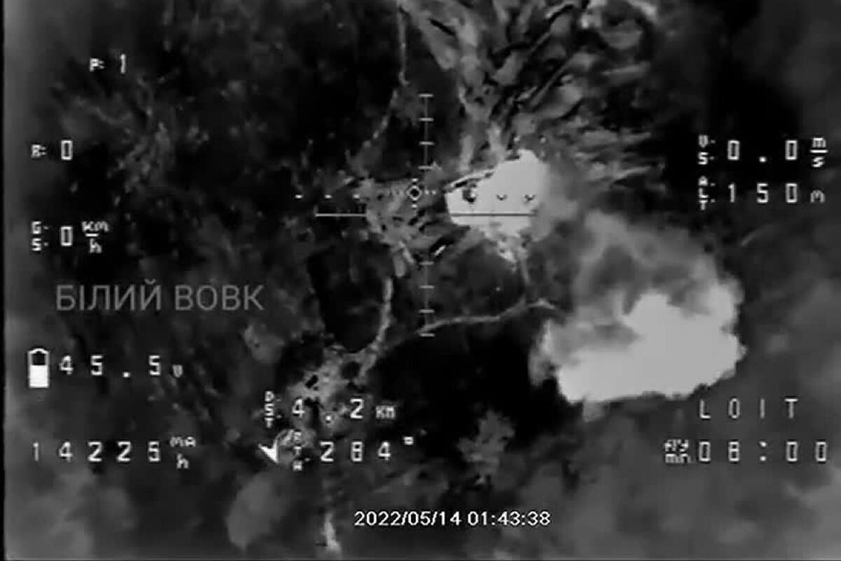 El momento en que una bomba destruye un tanque ruso en contraofensiva en dirección a Izyum