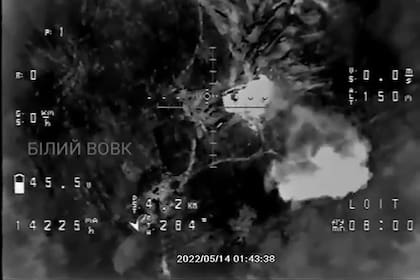 El momento en que una bomba destruye un tanque ruso en contraofensiva en dirección a Izyum