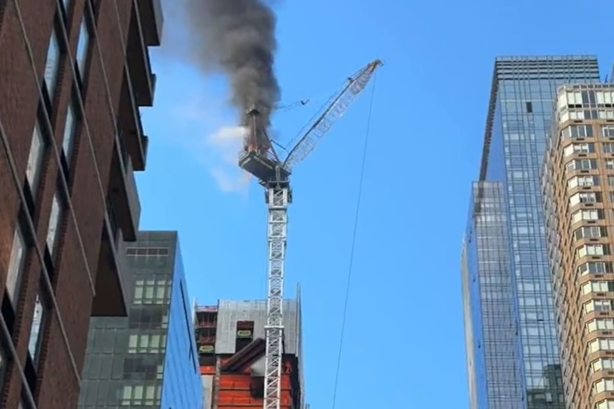 El momento en que una grúa se incendia en la ciudad de Nueva York