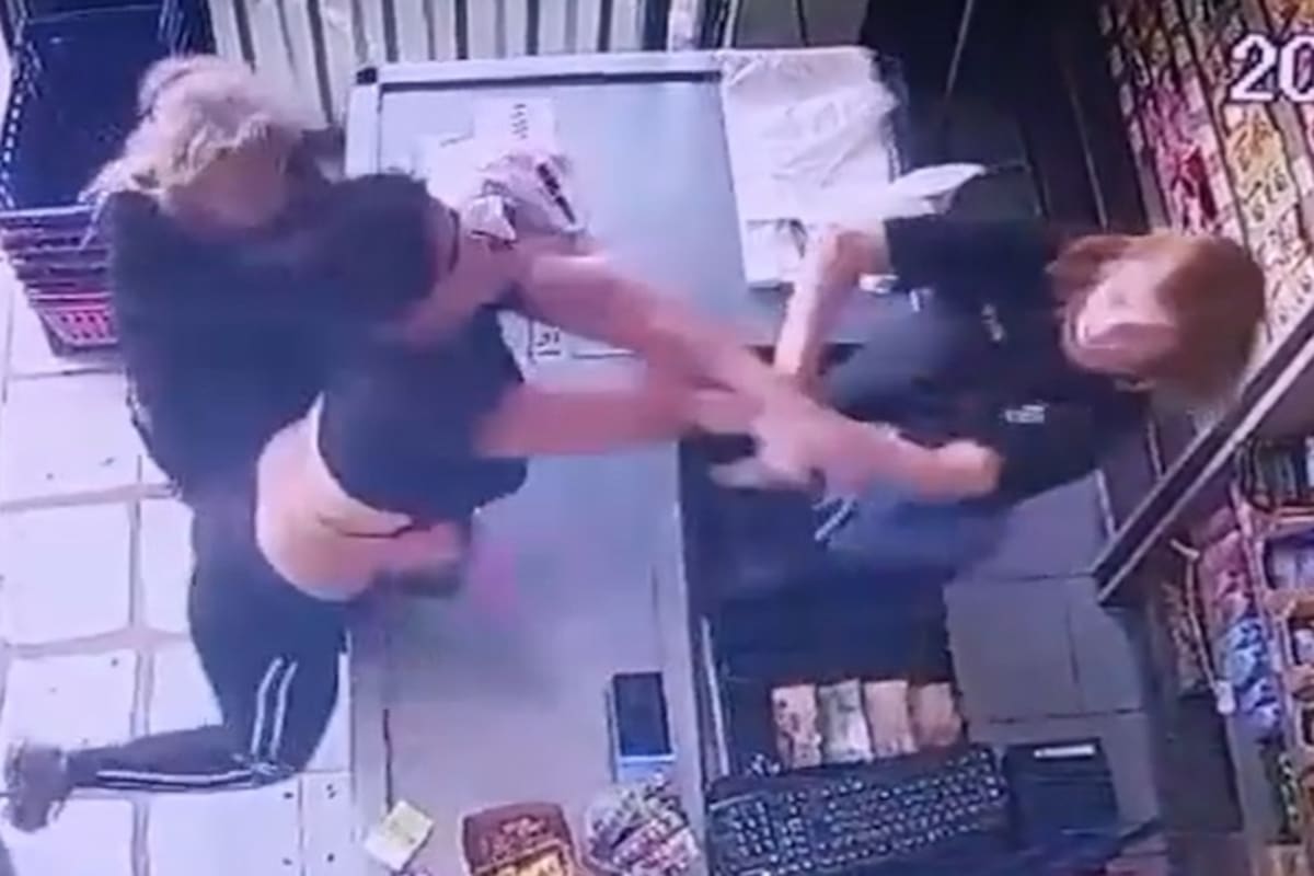 El momento en que una joven de 19 años se abalanzó sobre la cajera de un supermercado para golpearla. Posteriormente la noquearía