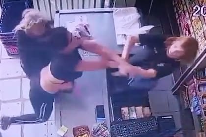 El momento en que una joven de 19 años se abalanzó sobre la cajera de un supermercado para golpearla. Posteriormente la noquearía