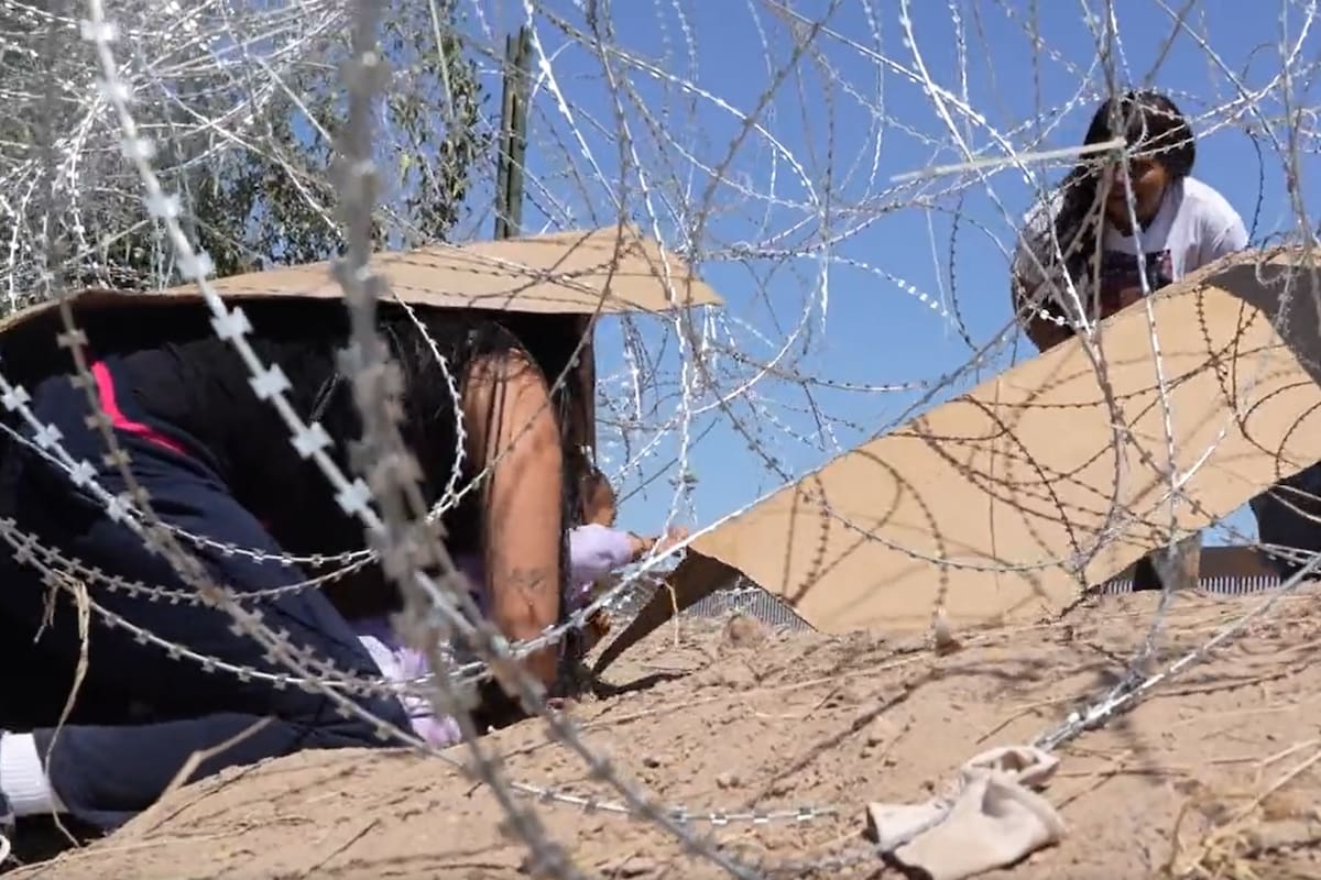 El momento en que una madre venezolana y su hija intentan cruzar la frontera entre México y Estados Unidos.