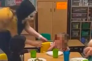 El momento en que una maestra asusta a los niños en una sala de juegos