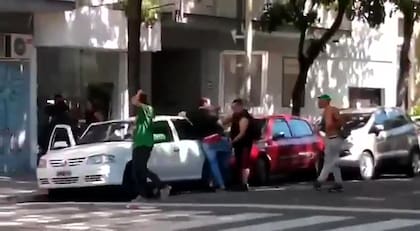 El momento en que una pareja de panaderos y vecinos rescatan a la joven que era violada en un auto