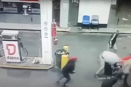 El momento en que uno de los atacantes se prepara para lanzar una piedra en la cabeza de Adrián Bustamante