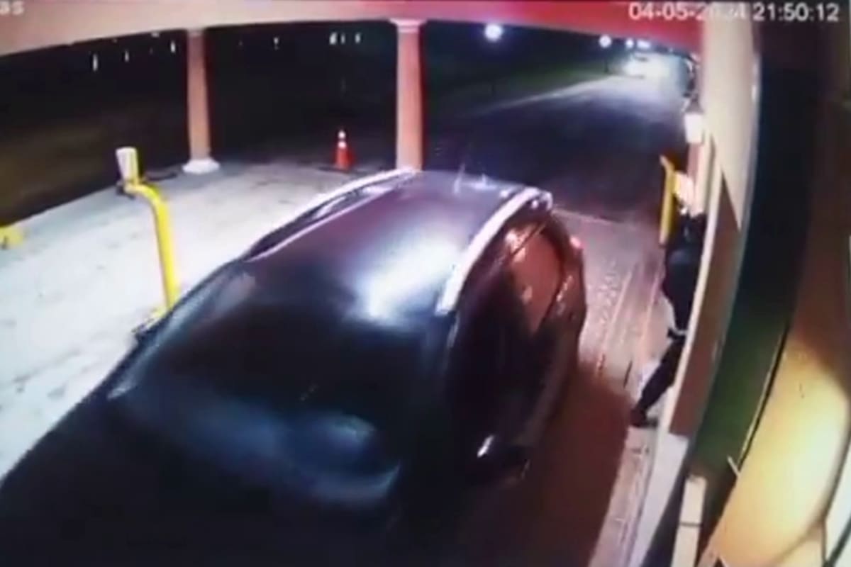 El momento en que uno de los guardias abre fuego contra la camioneta que acerca al ingreso para escapar del country Fincas de San Vicente