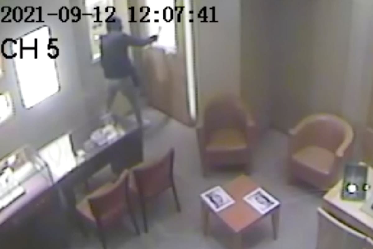 El momento en que uno de los sospechosos rompe las vitrinas de la joyería Testorelli de Galerías Pacífico