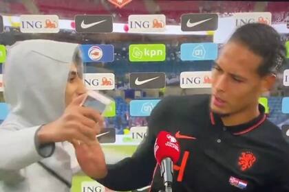 El momento en que Van Dijk empuja a un aficionado
