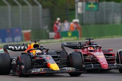 El momento en que Verstappen supera a Leclerc; el neerlandés se quedó con la carrera previa al Gran Premio de Imola y atesoró 8 puntos
