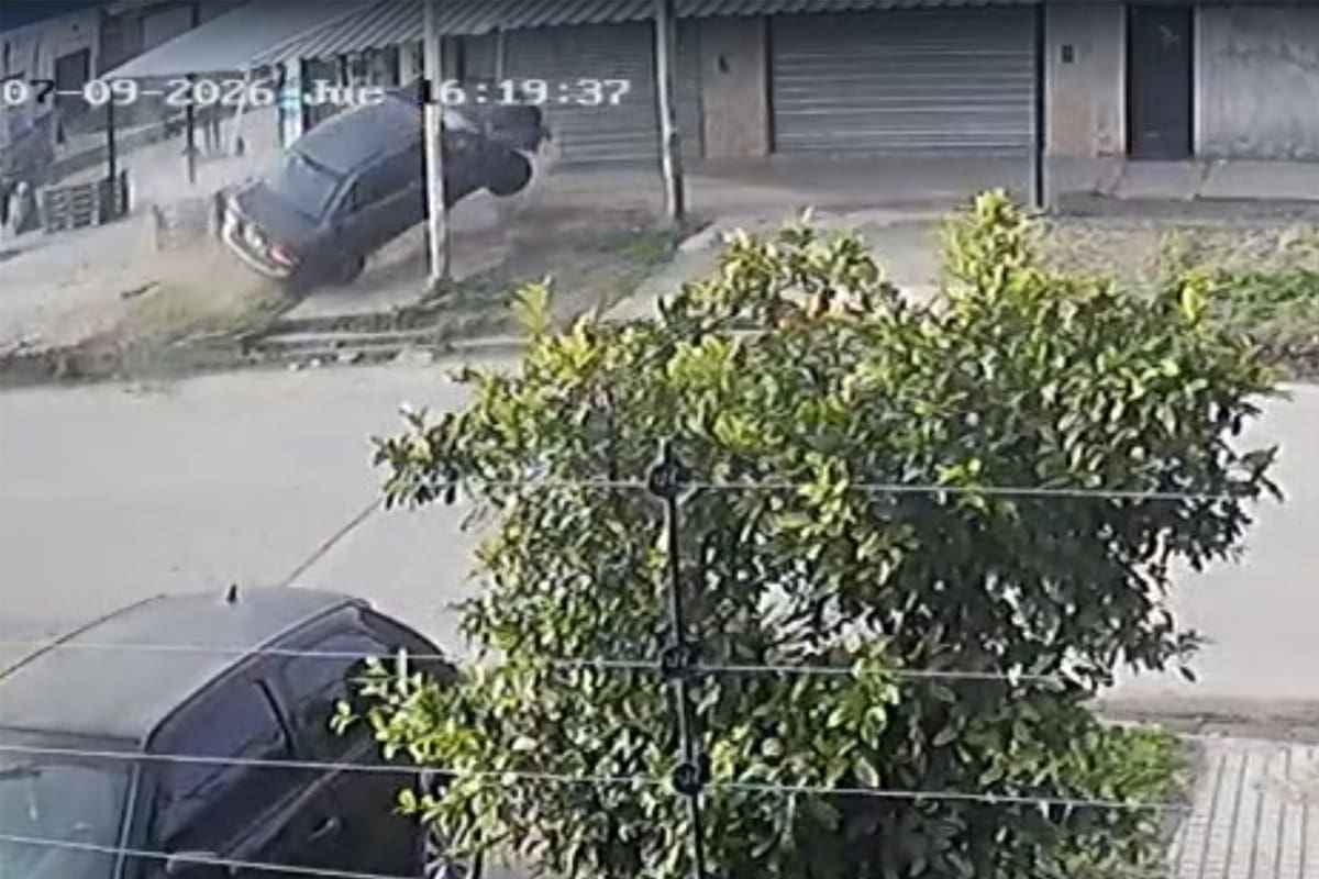El momento en que volcó el auto que utilizaban los sospechosos