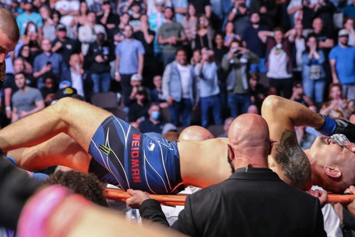 El momento en que Weidman se retira desbordado del llanto y en camilla