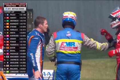 El momento en que Will Power le reclamó a Scott Dixon por el choque entre ambos en la segunda práctica del Road America en el IndyCar