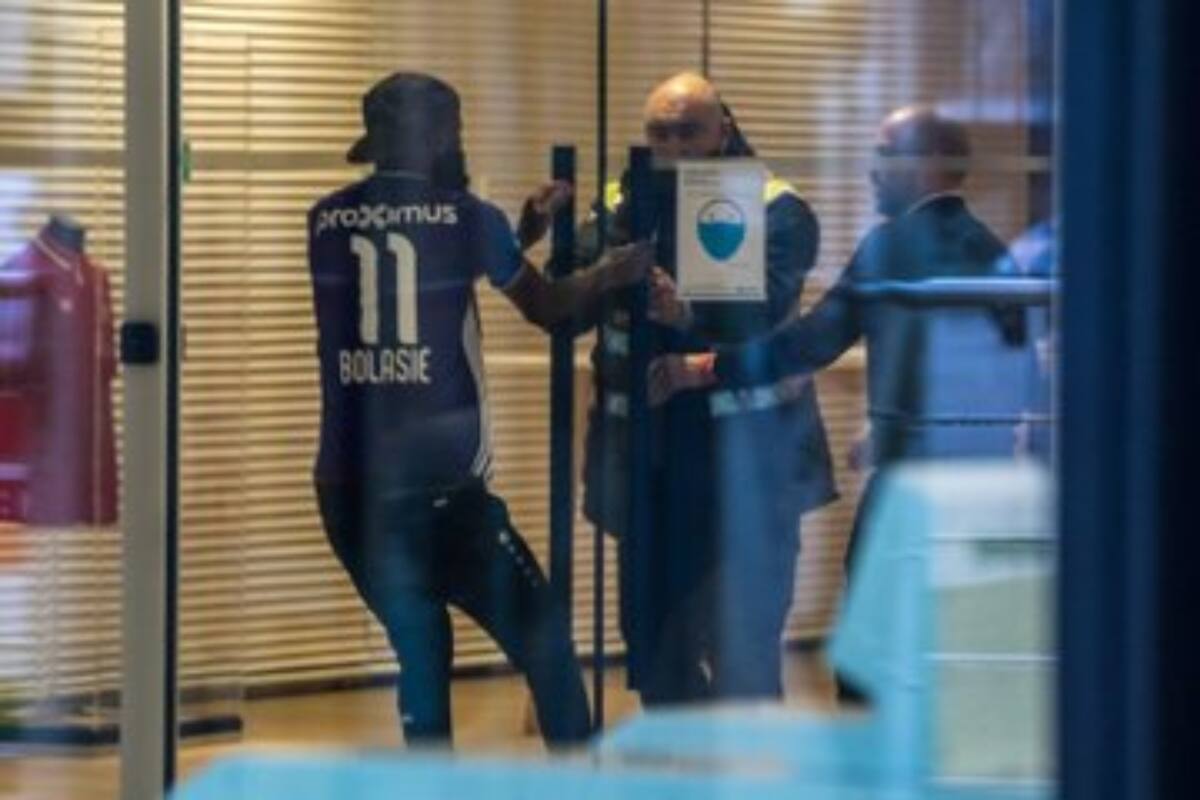 El momento en que Ze Lamkel intenta ingresar a entrenar pero se lo impiden. Crédito: Twitter