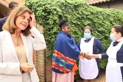 El momento entre la vicepresidenta saliente, Marta Lucía Ramírez, y la entrante, Francia Márquez, que fue cuestionado