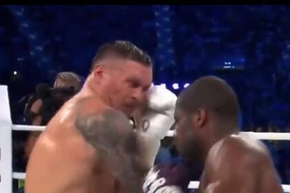 El momento exacto del impacto de Daniel Dubois sobre Oleksandr Usyk, que se juzgó como golpe bajo
