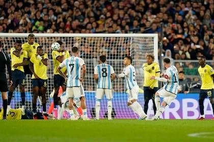 El momento exacto del tiro libre perfecto de Lionel Messi para el triunfo de la selección argentina ante Ecuador