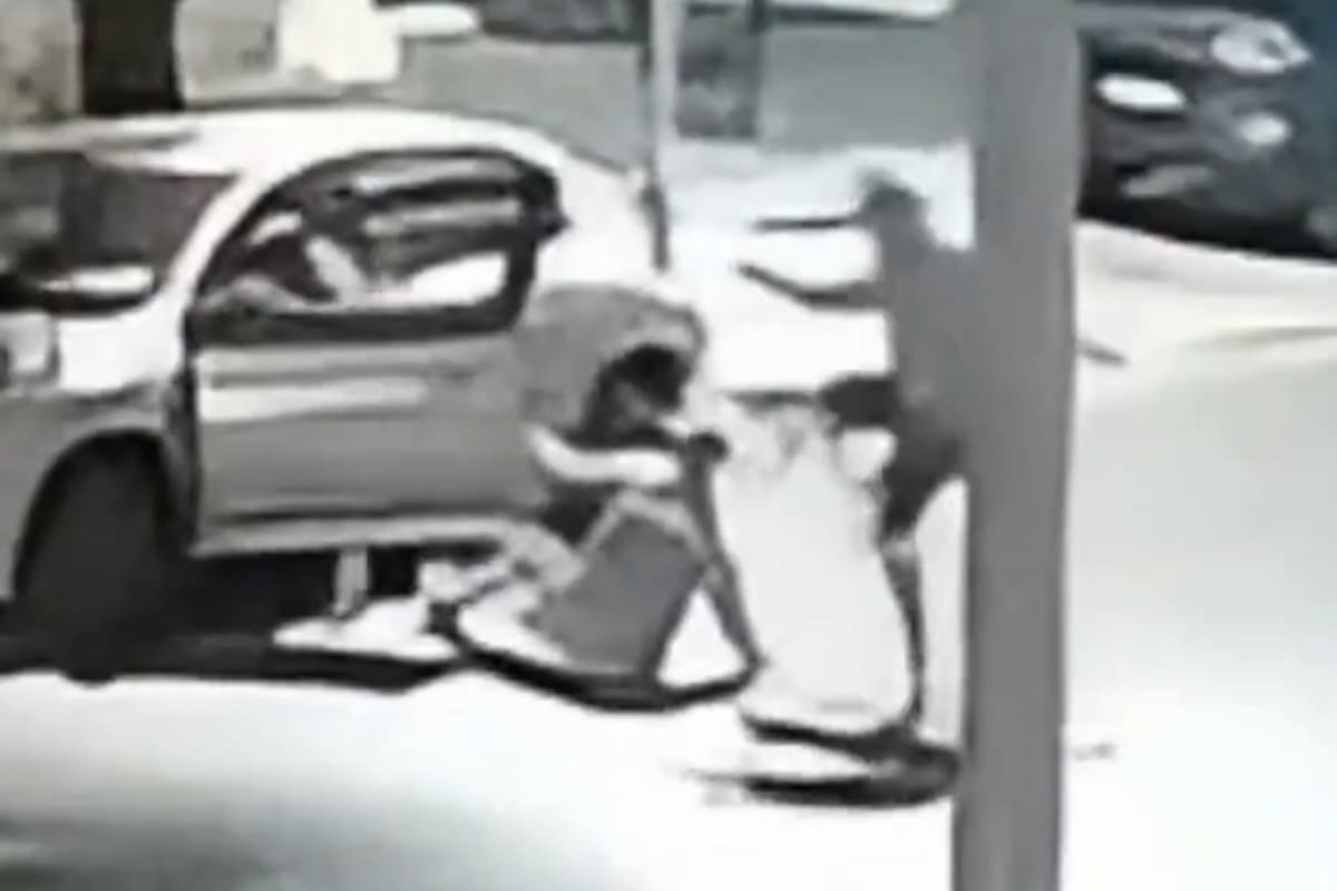 El momento exacto donde la víctima recibe la patada