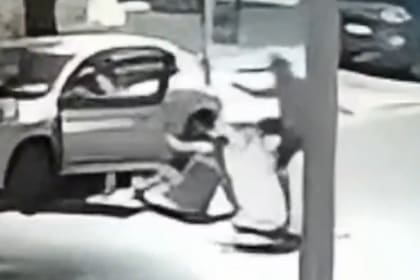 El momento exacto donde la víctima recibe la patada