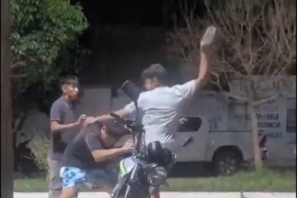 El momento exacto en donde el agresor está por pegarle con la botella al otro joven