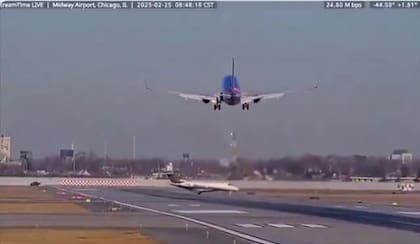 El momento exacto en el cual un avión comercial y un jet privado casi chocan