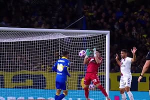 El momento exacto en el que a Gonzalo Marinelli se le escapa el balón de sus manos para que luego aproveche Miguel Merentiel, que anotó el 1 a 0 para Boca