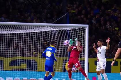 El momento exacto en el que a Gonzalo Marinelli se le escapa el balón de sus manos para que luego aproveche Miguel Merentiel, que anotó el 1 a 0 para Boca