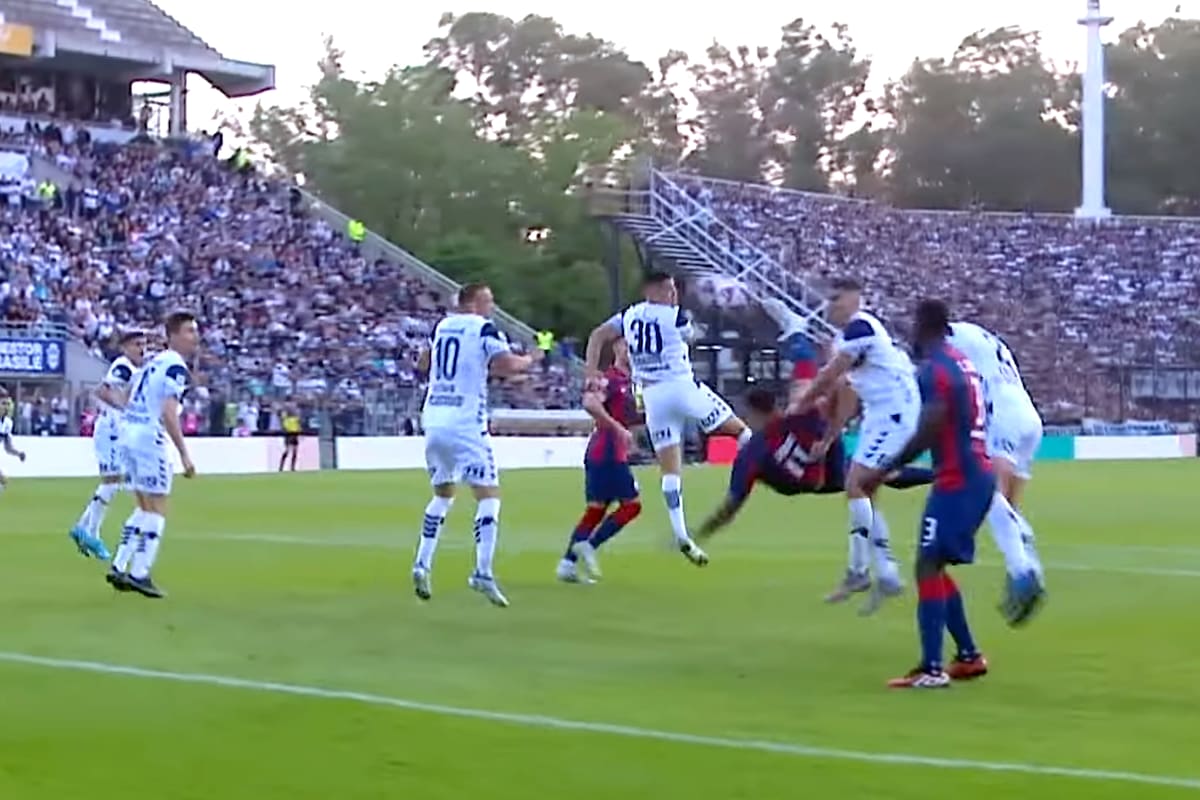 El momento exacto en el que Adam Bareiro impacta la pelota de chilena y deja sin reacción a Rodrigo Rey, arquero de Gimnasia