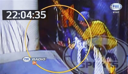 El momento en el que el Panadero Napolitano tira gas pimienta contra los jugadores de River