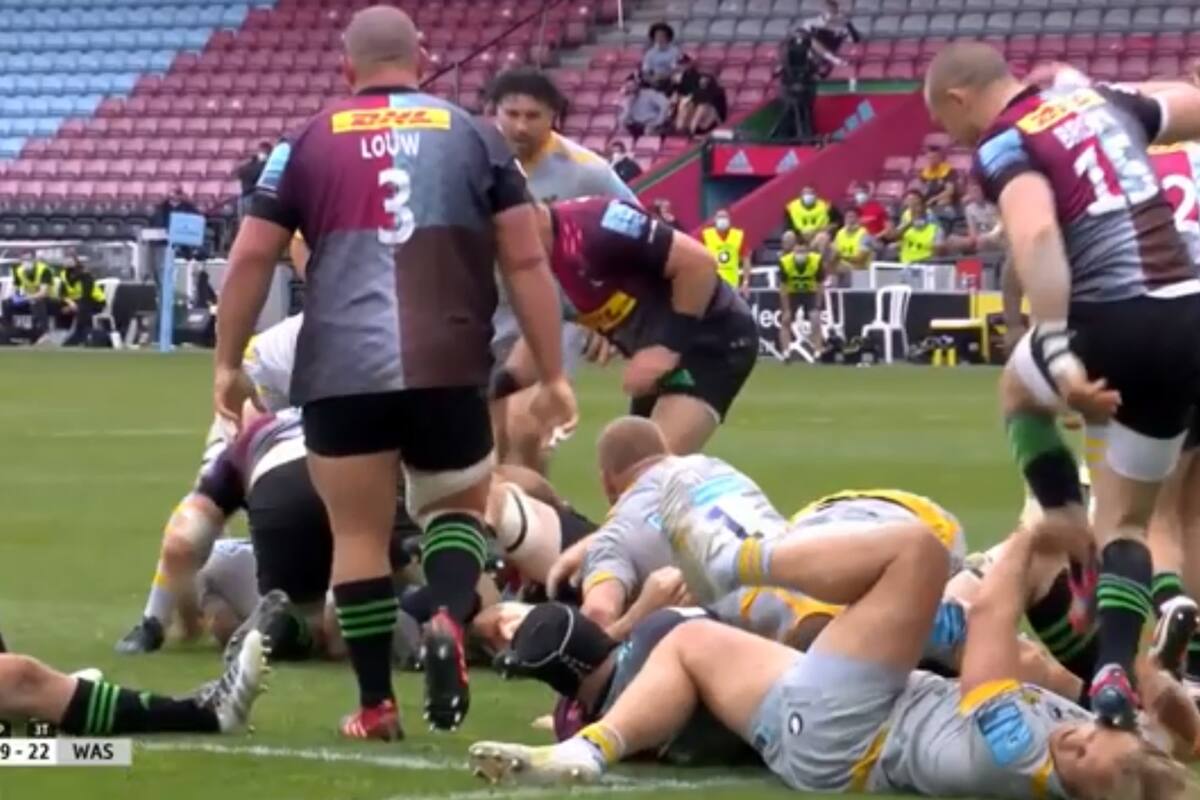 El momento exacto en el que Mike Brown le pisa la cara a Tommy Taylor; el fullback de Harlequins recibiría una sanción muy dura