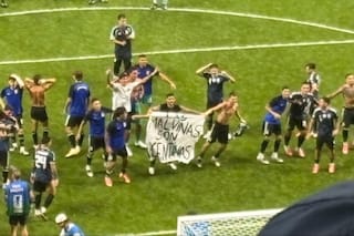 El momento exacto en el que les tiraron la bandera de Malvinas a los jugadores durante los festejos