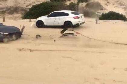 El momento exacto en que el cable del remolque arranca completamente la parte delantera del Maserati, y lo deja semidestruido