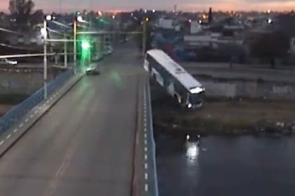 El momento exacto en que el colectivo cae al vacío