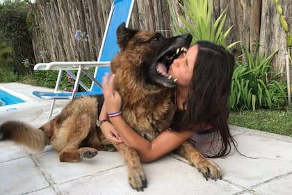 El momento exacto en que el ovejero alemán le muerde el rostro a Lara