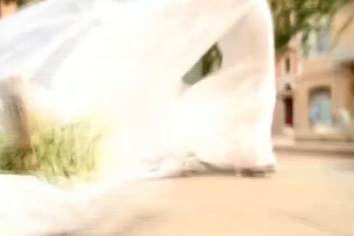 El momento exacto en que la oda expansiva de la explosión producida en el puerto de Beirut alcanza a la novia en plena sesión de fotos