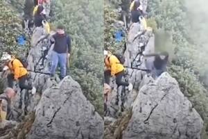 El momento exacto en que la roca cede bajo los pies de un turista en China