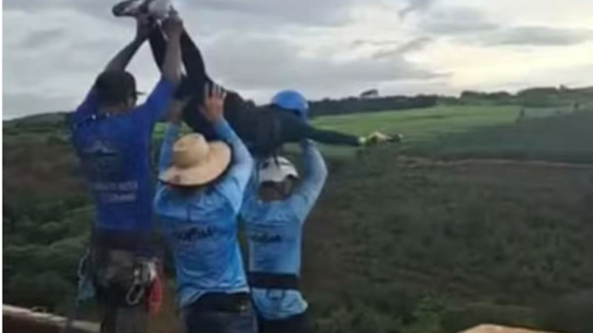 Una joven de 21 años murió después de ser lanzada sin cuerdas en un salto de bungee jumping