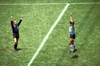 El momento glorioso para Diego Maradona: el árbitro Romualdo Arppi Filho hace sonar el silbato final y la Argentina gana el Mundial de México 1986; el juez brasileño falleció este domingo, en Santos, a los 84 años